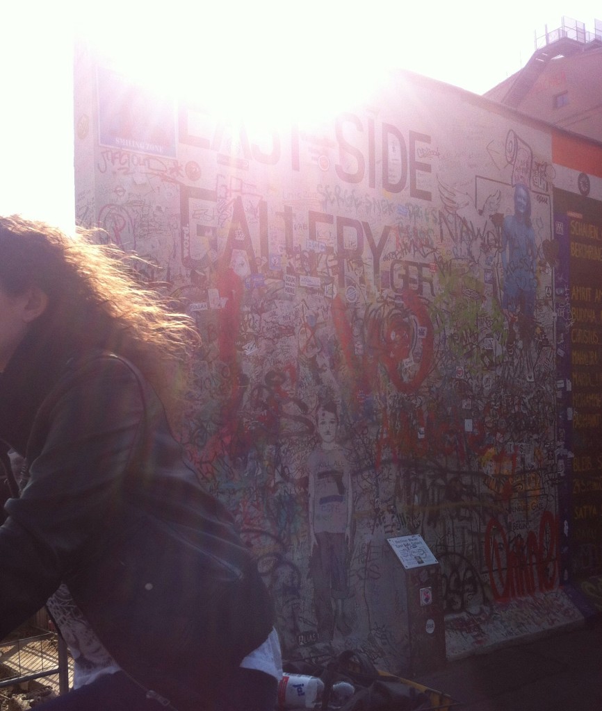 Tem o East Side Gallery, onde o graffiti vence